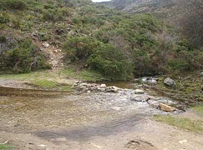 Peña del Chorro. Cruzar Arroyo