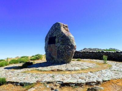 Pico 3 Provincias. Monolito